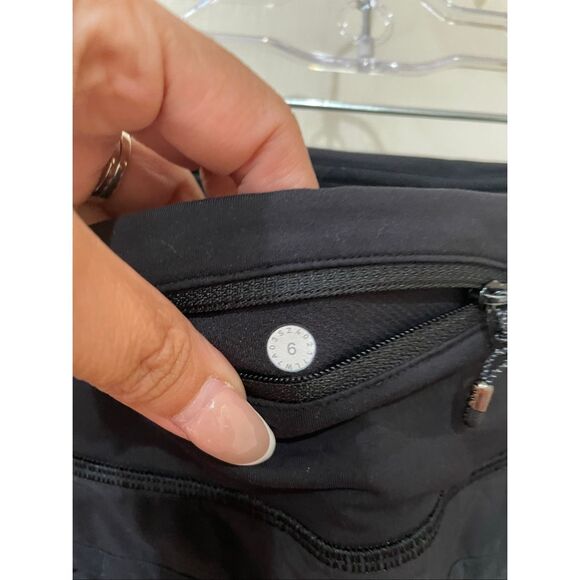 Lululemon women’s black shorts size 6 - Picture 4 of 4